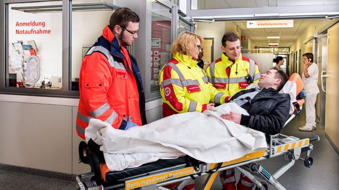 Rettungsdienst bringt Notfallpatienten - SLG St. Paulus GmbH - Foto: Ekkehard Reinsch
