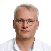 Das Bild zeigt Chefarzt Dr. Christoph Hemcke.